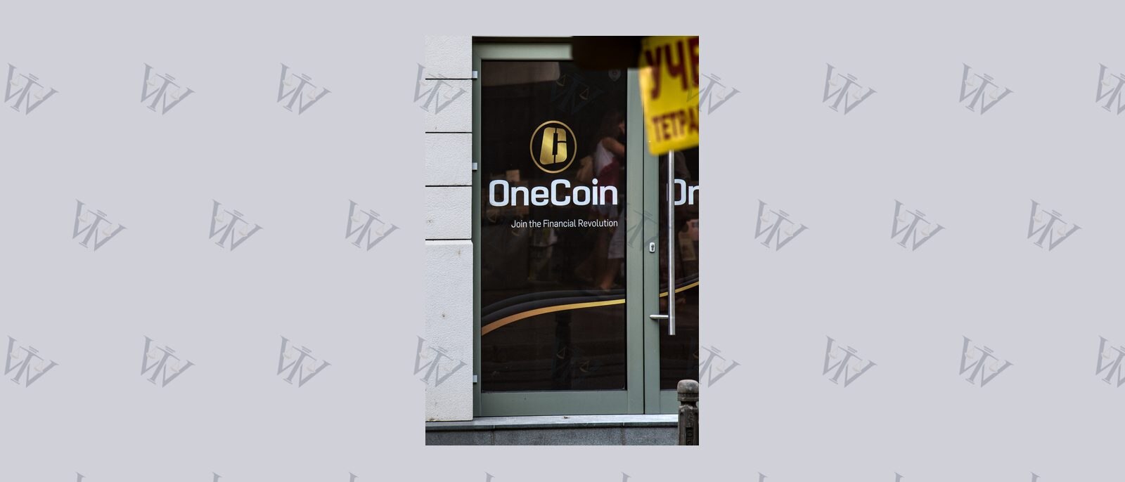 OneCoin-Logo an der Bürotür